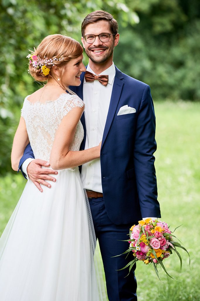 Portrait Foto Braut und Bräutigam Styling Blumen