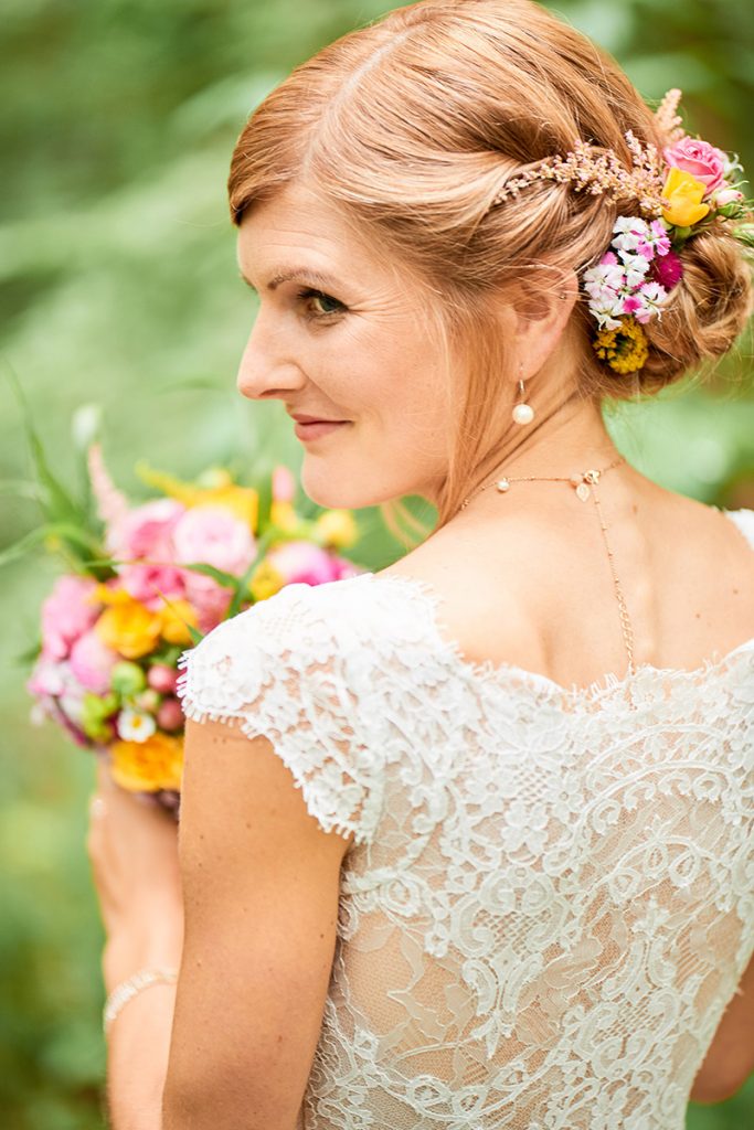 Portrait Braut Sommer Blumen Blumen im Haar Steckfrisur Lace Spitze
