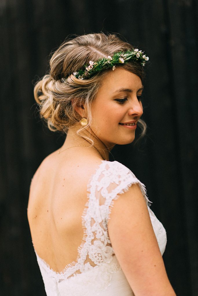 Brautfrsur Locken gesteckt mit Blumenkranz Haarkranz
